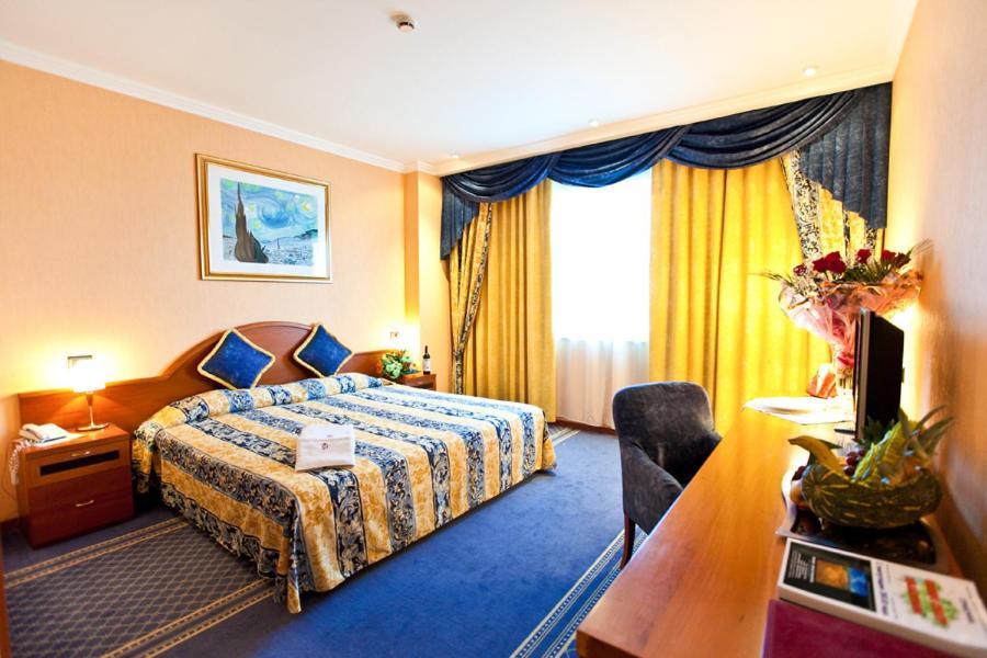 River Palace Hotel Atyraū Quarto foto